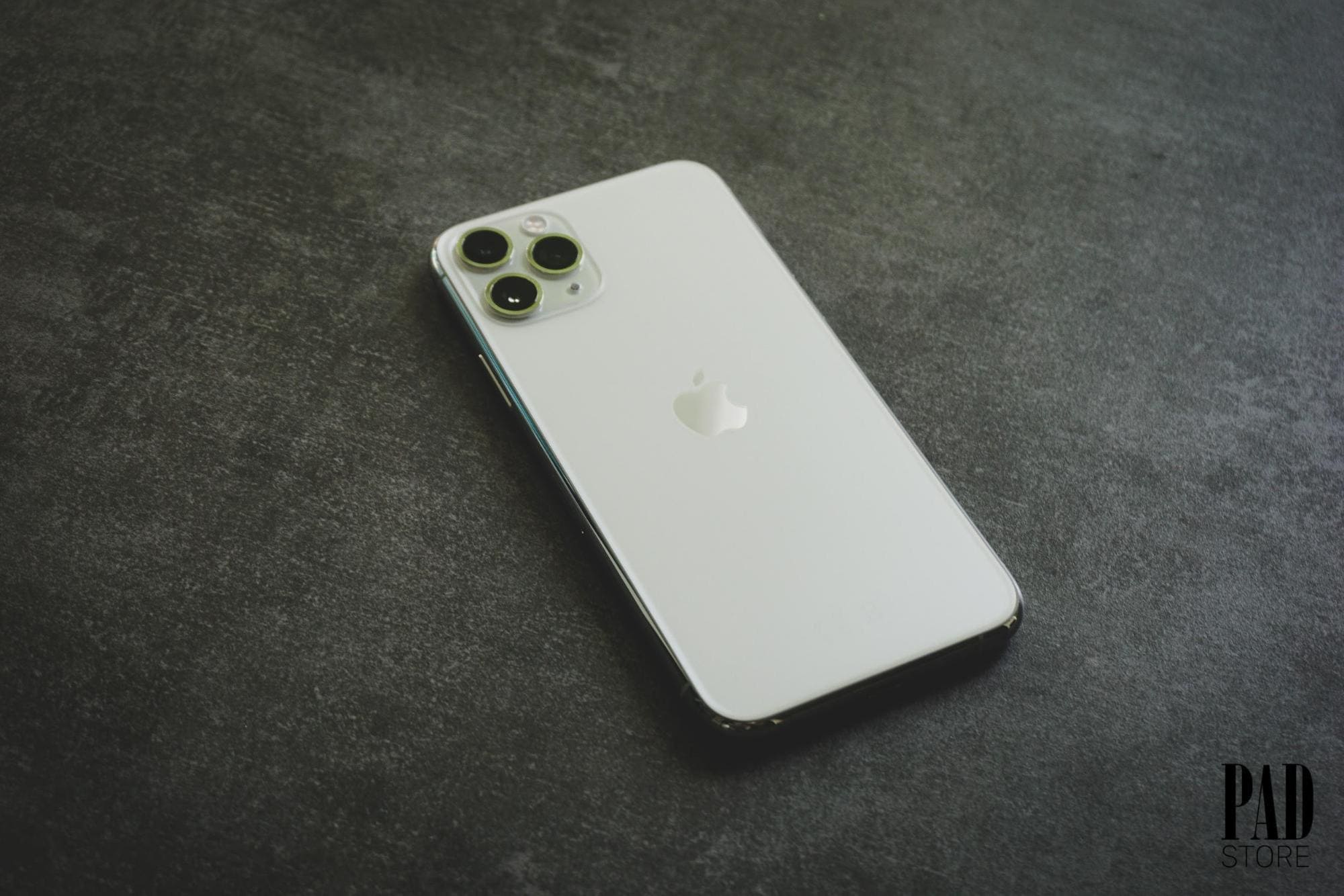 Bạn sẽ mãn nhãn khi ngắm hình ảnh iPhone 11 Pro Max phiên bản màu đỉnh nhất. Thiết kế hiện đại và đầy mê hoặc, mang đến cảm giác sang trọng và độc đáo.