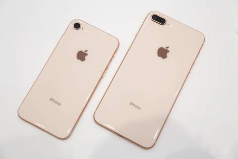 So sánh iPhone 8 và 8 Plus là việc cần thiết khi bạn đang tìm kiếm một sản phẩm mới. Nhờ sự so sánh, bạn sẽ có được cái nhìn cụ thể về những khác biệt giữa hai loại iPhone này. Hãy xem ngay hình ảnh liên quan để đánh giá khách quan!