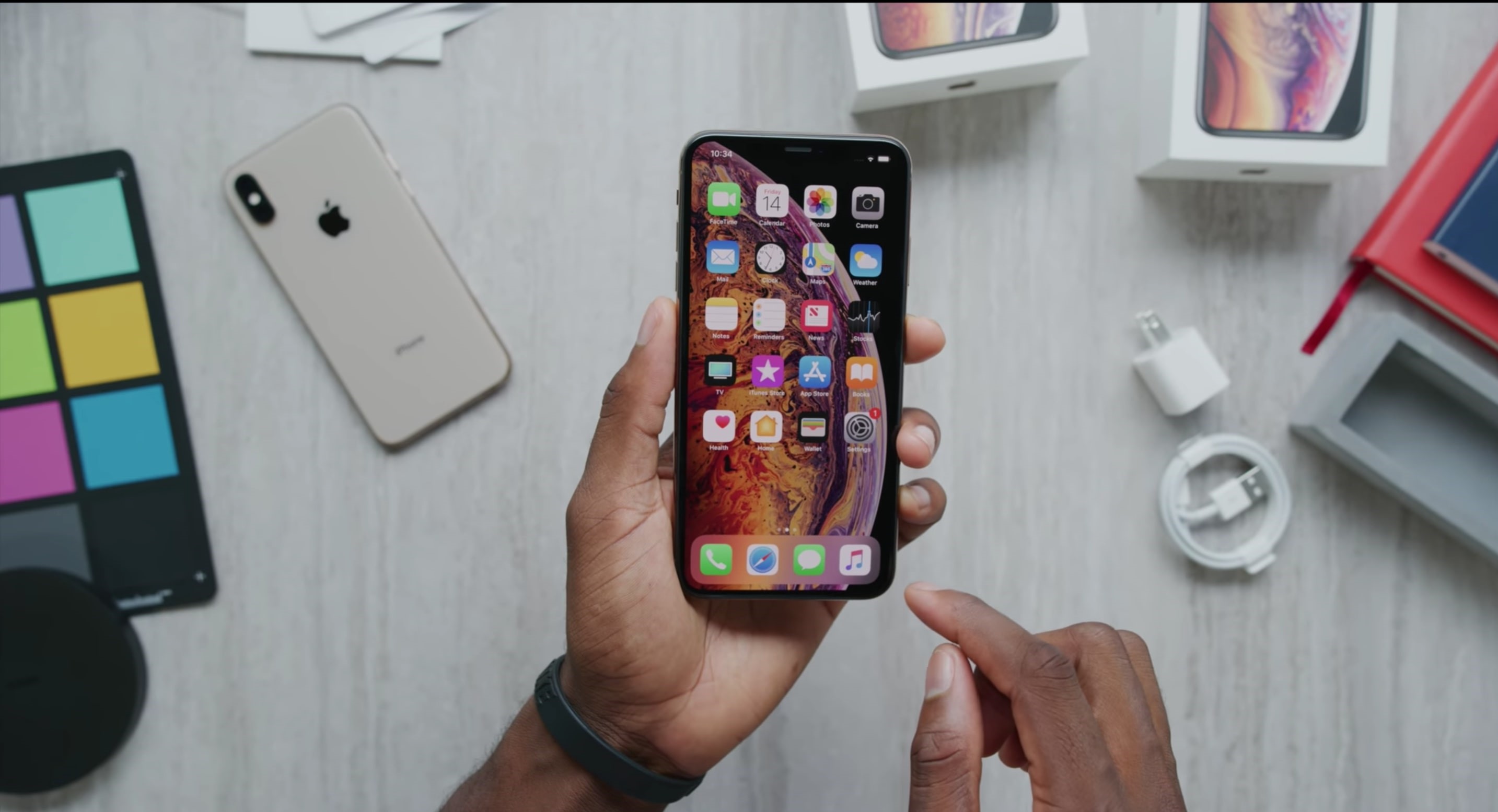 Đập hộp iPhone XS Max chính hãng có gì nổi bật?