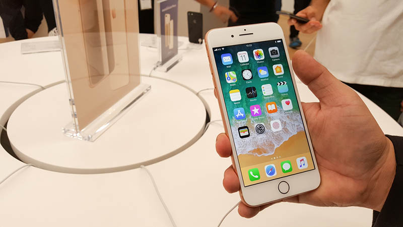 trên tay iphone 8 plus