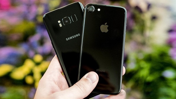 nen-mua-iphone-7-plus-hay-s8_1579674583 nên mua s8 hay iphone 7