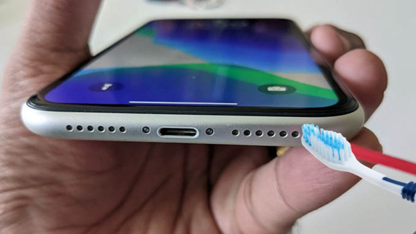 ve-sinh-loa-iphone_1647190223 vệ sinh loa iphone