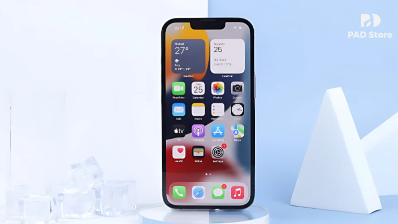 Bước đầu tiên trong quy trình thay màn hình iPhone 13 Pro tại PAD Store là tiếp nhận và kiểm tra máy