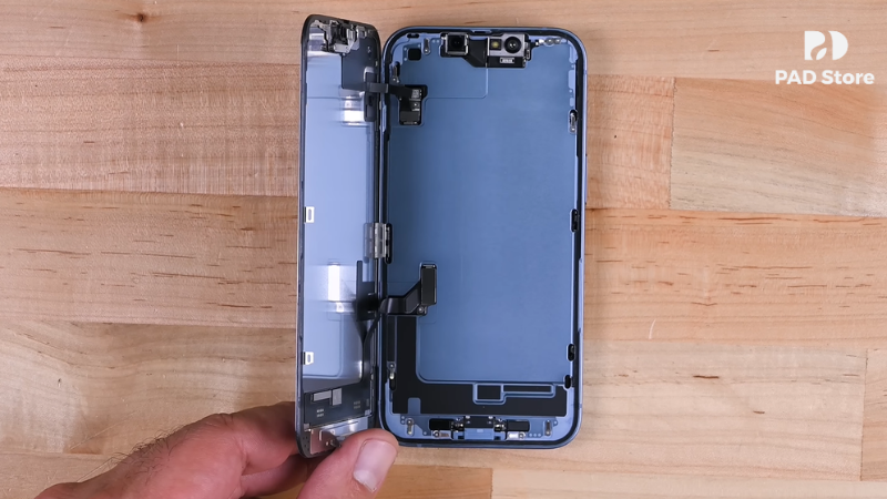 Khi khách hàng mang iPhone 14 Plus đến PAD Store, kỹ thuật viên sẽ tiếp nhận máy và tiến hành kiểm tra
