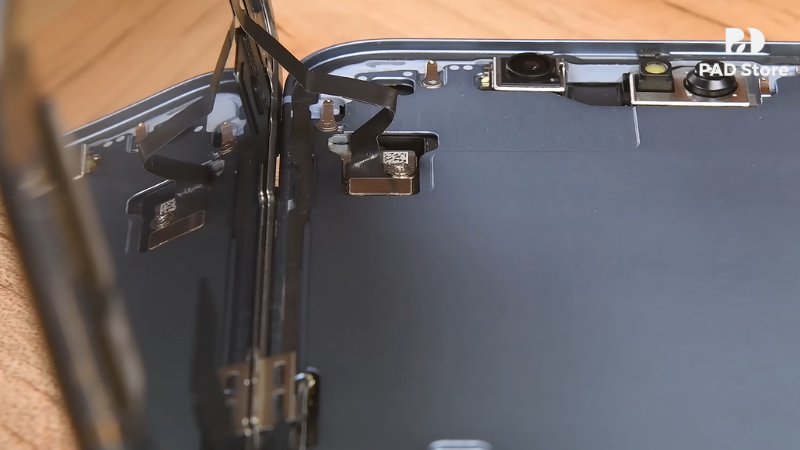 Kỹ thuật viên tiến hành thay màn hình iPhone 14 Pro bằng linh kiện chính hãng Apple