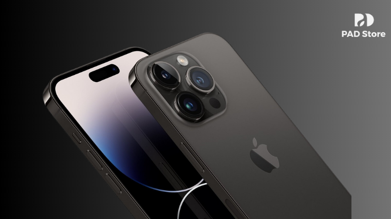 Kỹ thuật viên vệ sinh máy sạch sẽ, bàn giao lại iPhone 14 Pro cho khách hàng