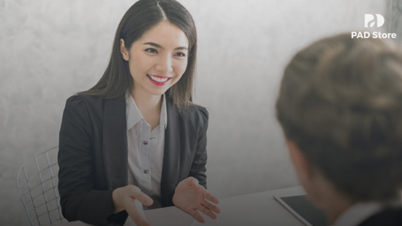 Kỹ thuật viên tư vấn chi tiết về phương án thay thế, loại màn hình sử dụng