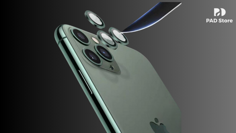 Kỹ thuật viên tiến hành thay camera iPhone 11 Pro Max