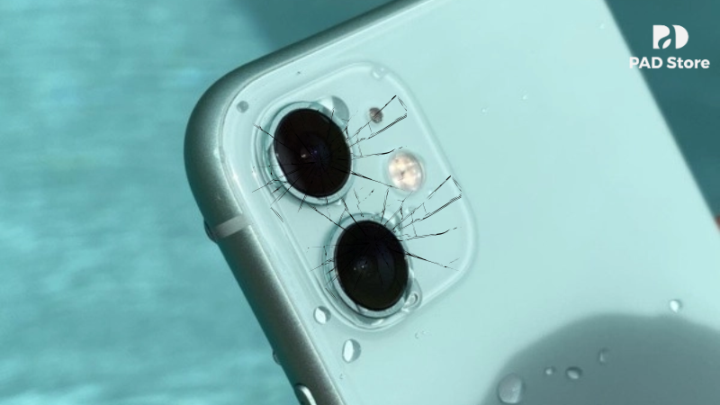 Camera iphone 11 bị vỡ nứt là một trong những dấu hiệu dễ nhận biết nhất, thường xảy ra sau khi điện thoại bị rơi rớt