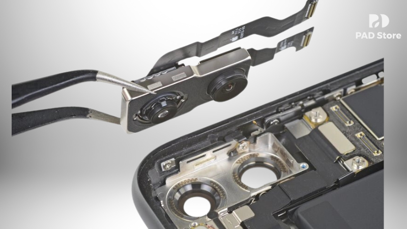 Sau khi khách hàng đồng ý chi phí thay camera iPhone 11, kỹ thuật viên PAD Store sẽ tiến hành thay thế camera.