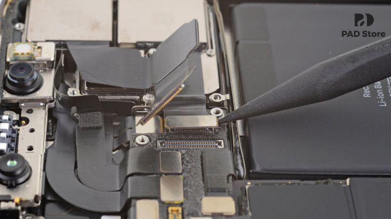 Sau khi xác định tình trạng hư hỏng, kỹ thuật viên sẽ tiến hành thay thế camera mới cho iPhone 12 Pro.