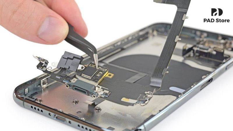 Đội ngũ kỹ thuật viên tại PAD Store có kinh nghiệm lâu năm trong việc thay cụm sạc