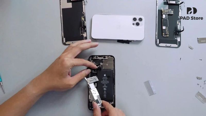 PAD Store cam kết mang đến cho khách hàng dịch vụ thay cụm sạc iPhone 12 chuyên nghiệp