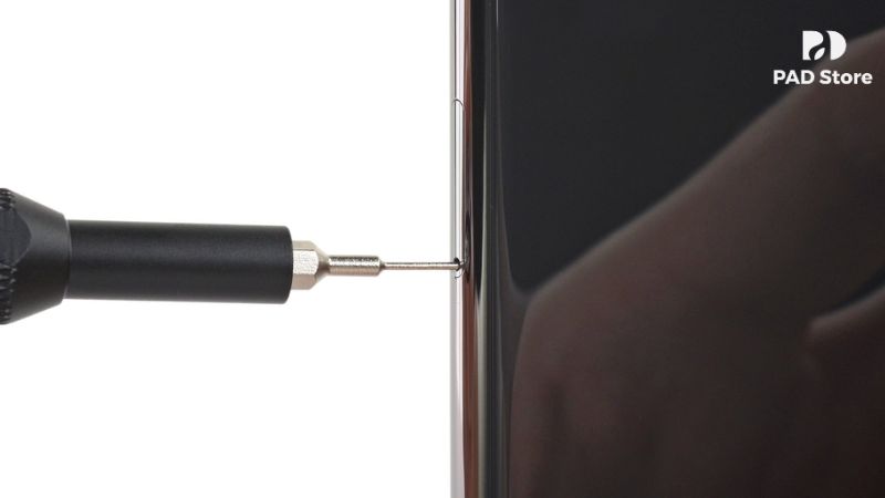 Kỹ thuật viên tại PAD Store sẽ tiến hành kiểm tra chi tiết thiết bị