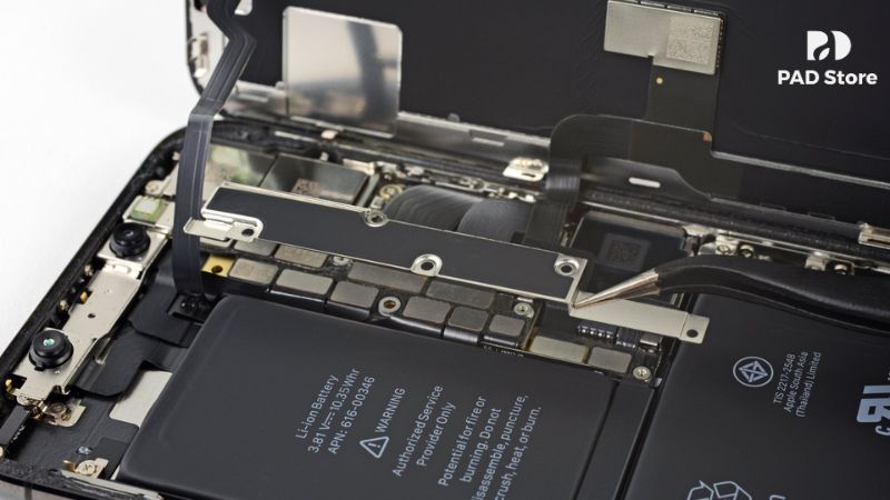 Kỹ thuật viên sẽ tiến hành thay thế cụm sạc iPhone X chính hãng bằng dụng cụ chuyên dụng