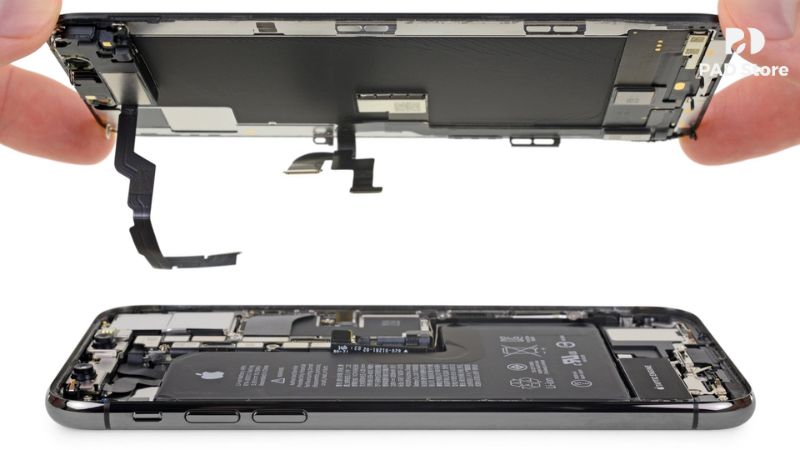 uá trình thay cụm sạc iPhone Xs được thực hiện nhanh chóng, chính xác