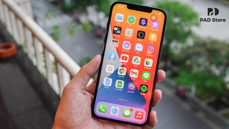 Màn hình Super Retina XDR OLED 6.7 inch, độ phân giải cao cho hình ảnh sắc nét