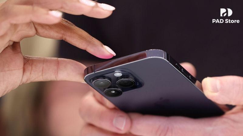 Kẽ hở không đều, vênh váo, hoặc có bụi bẩn bên trong là dấu hiệu máy đã bị tháo lắp