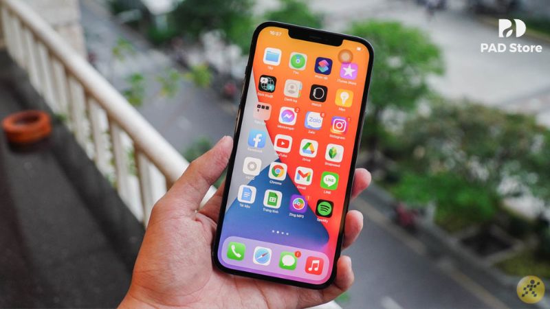 Kiểm tra mặt lưng và màn hình có nứt, vỡ hay trầy xước nhiều không