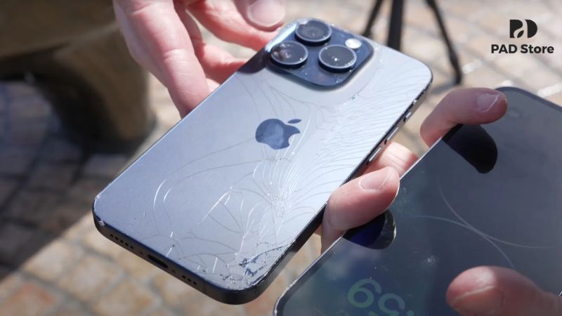 Người dùng vô tình làm rơi iPhone 15 Pro Max hoặc để máy va đập mạnh