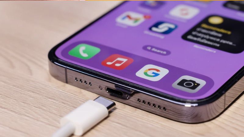 Cảm giác lỏng lẻo, dễ tuột ra khi có cử động nhẹ, đây là dấu hiệu cổng sạc đã bị mài mòn