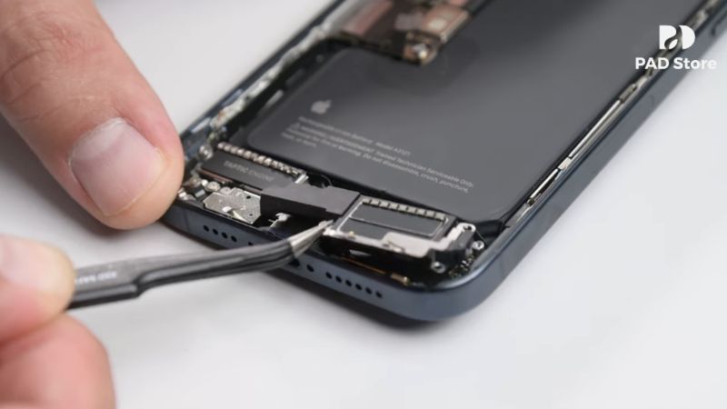 PAD Store đã xây dựng một quy trình thay cụm sạc iPhone 15 Pro Max chuyên nghiệp và minh bạch