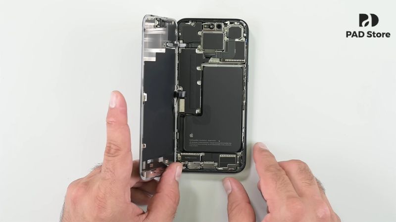 Đội ngũ am hiểu iPhone 15 Pro Max, thực hiện thay thế cẩn thận, an toàn
