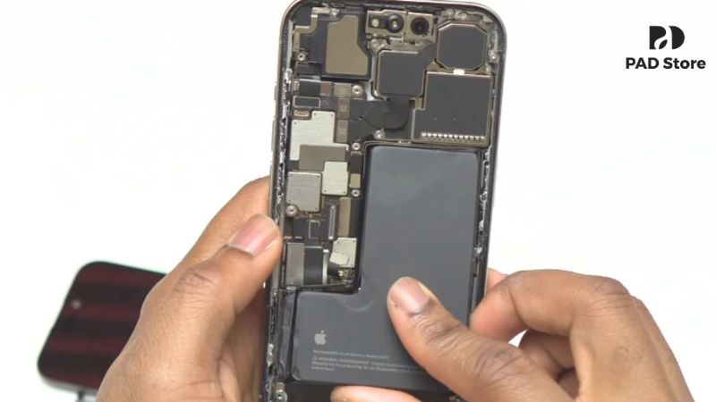 PAD Store áp dụng quy trình thay pin iPhone 15 Pro Max bài bản