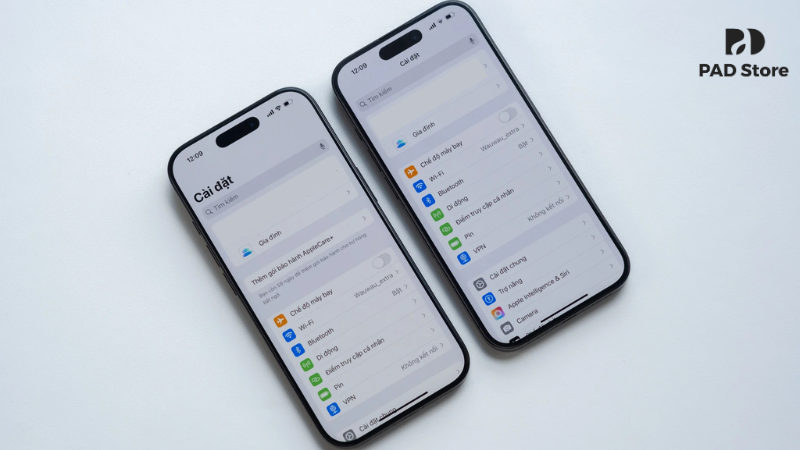 Khung viền Titanium bền bỉ được duy trì trên cả hai dòng máy, giúp bảo vệ linh kiện bên trong