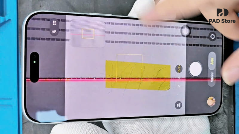 Trên giao diện chụp ảnh xuất hiện những đường sọc màu lạ mắt che lấp nội dung