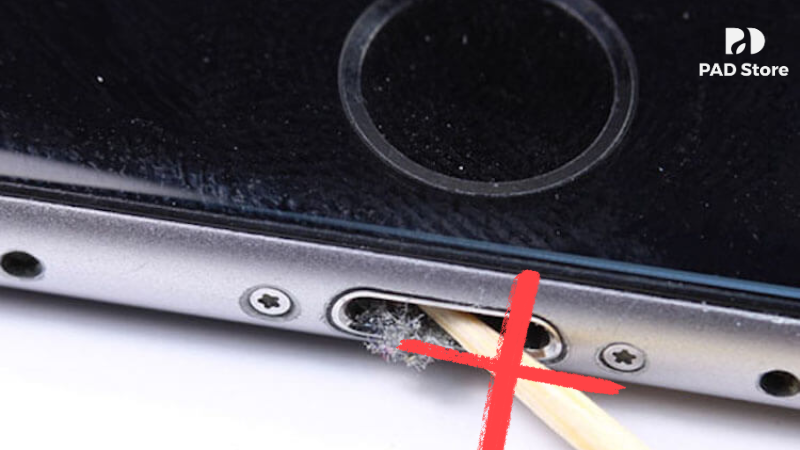 Không dùng kim khâu hay tăm tre để chọc mạnh vào các lỗ nhỏ của lưới loa