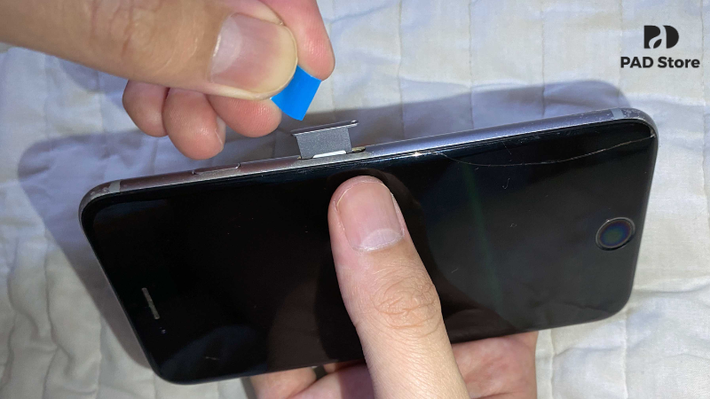 Hãy tháo ốp lưng và đặc biệt là khay SIM