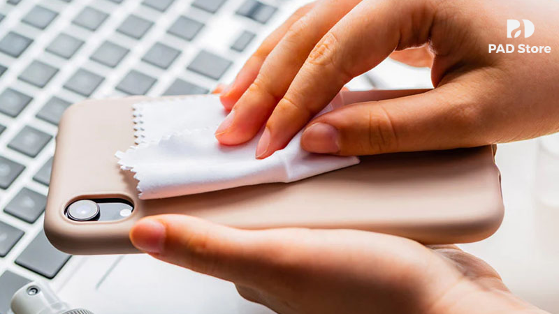 Lớp bụi dày bám trên vỏ máy và linh kiện khiến máy nhanh nóng hơn bình thường