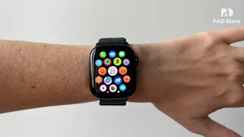 So với các phiên bản tiền nhiệm, mẫu đồng hồ thế hệ thứ 10 sở hữu không gian hiển thị rộng lớn hơn