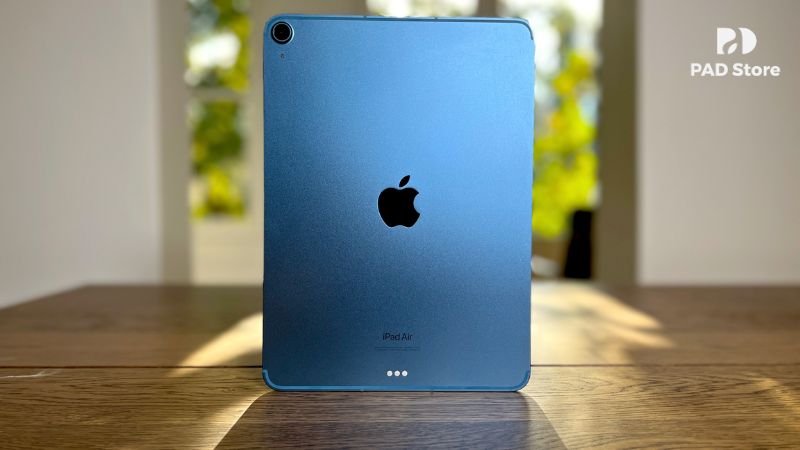 So với thế hệ tiền nhiệm, iPad Air 5 vượt trội hoàn toàn nhờ chip M1, mang lại khả năng xử lý đồ họa mạnh mẽ hơn gấp nhiều lần