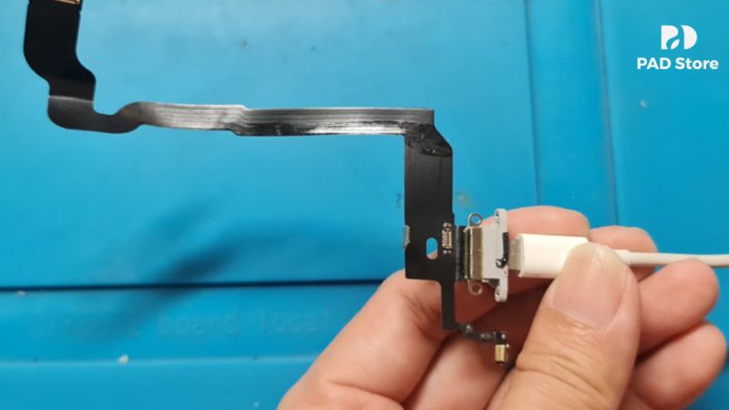 Một trong những tác nhân phổ biến phải thay cáp sạc là bụi bẩn tích tụ lâu ngày trong cổng sạc, gây cản trở sự tiếp xúc giữa cáp và chân đồng