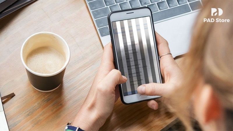 Những vệt nhiễu hình sọc chạy ngang hoặc dọc trên màn hình là một trong những biểu hiện rõ ràng nhất của lỗi màn hình iPhone