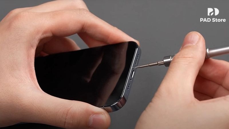 Tình trạng sạc chậm bất thường xảy ra khi các chân tiếp xúc bên trong cổng sạc bị ăn mòn hoặc bụi bám dày