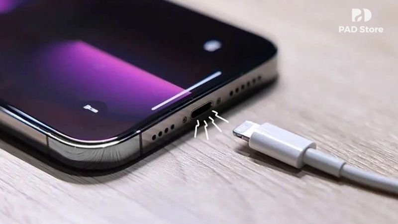 Dù iPhone 13 Pro có chứng nhận kháng nước IP68, nhưng khả năng kháng nước này suy giảm theo thời gian sử dụng